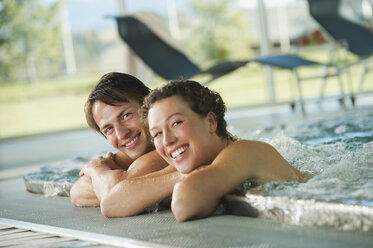 Italien, Südtirol, Pärchen im Schwimmbad des Hotels Urthaler - WESTF015852