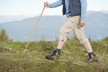 Italien, Südtirol, Älterer Mann beim Wandern in den Dolomiten - WESTF015898