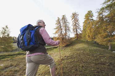 Italien, Südtirol, Älterer Mann beim Wandern in den Dolomiten - WESTF015901