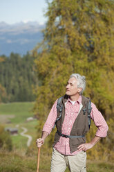 Italien, Südtirol, Älterer Mann beim Wandern in den Dolomiten - WESTF015904