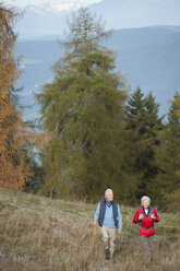 Italien, Südtirol, Älteres Paar beim Wandern in den Dolomiten - WESTF015922