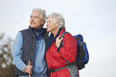 Italien, Südtirol, Älteres Paar beim Wandern in den Dolomiten - WESTF015925