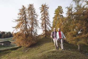 Italien, Südtirol, Älteres Paar beim Wandern in den Dolomiten - WESTF015931