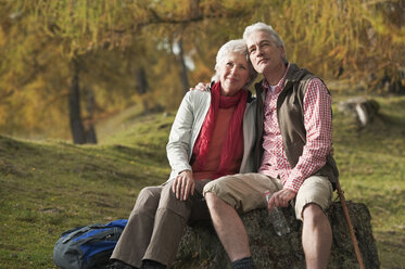 Italien, Südtirol, Älteres Paar beim Wandern in den Dolomiten - WESTF015938