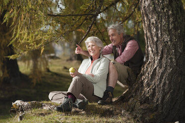 Italien, Südtirol, Älteres Paar beim Wandern in den Dolomiten - WESTF015948