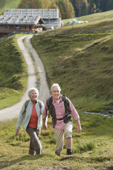 Italien, Südtirol, Älteres Paar beim Wandern in den Dolomiten - WESTF015952