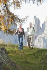 Italien, Südtirol, Älteres Paar beim Wandern in den Dolomiten - WESTF015953