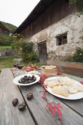 Italien, Südtirol, Fertigsnacks auf dem Tisch - WESTF016004