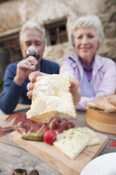 Italien, Südtirol, Älteres Paar bei der Brotzeit auf einer Berghütte - WESTF016015