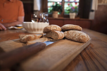 Italien, Südtirol, Älterer Mann mit Snacks im Gasthaus - WESTF016052