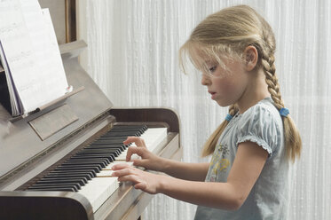 Deutschland, Bayern, Mädchen spielt Klavier - CRF002026