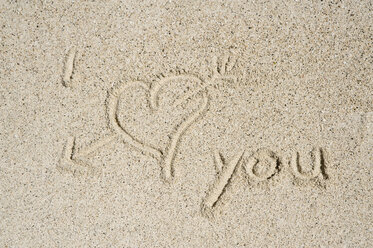 Asien, Indonesien, West Papua, Raja Ampat Inseln, Ich liebe dich Text mit Herzform in Sand geschrieben - GNF001194
