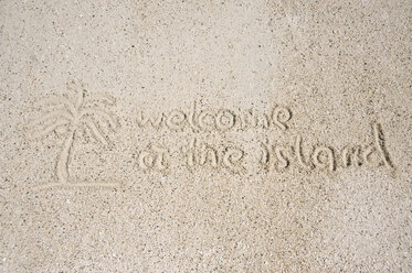 Asien, Indonesien, West Papua, Raja Ampat Inseln, Willkommensschild auf Sand geschrieben - GNF001196