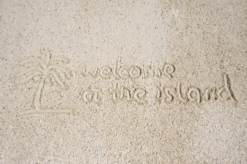 Asien, Indonesien, West Papua, Raja Ampat Inseln, Willkommensschild auf Sand geschrieben - GNF001196