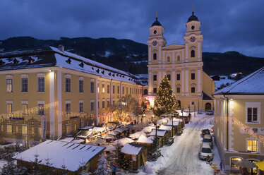 Österreich, Salzkammergut, Mondsee, Blick auf die Basilika Heiliger Michael am nächtlichen Christkindlmarkt - WWF001799