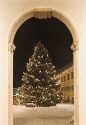 Austria, Salzkammergut, Mondsee, View of christmas tree in christmas market - WWF001801