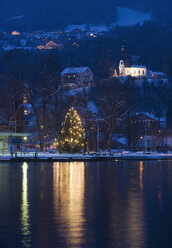 Österreich, Salzkammergut, Mondsee, Blick auf die Hilfbergkirche mit Weihnachtsbaum am See - WWF001807