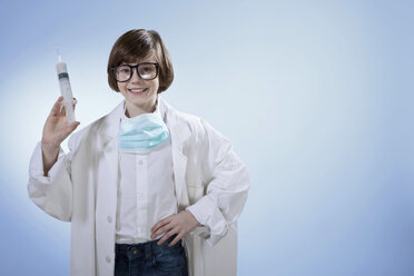 Boy dressed as doctor and holding a medical injection, portrait - MAEF003033