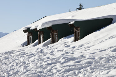 Deutschland, Bayern, Schnee bedeckt auf Dachgauben - MAE003036