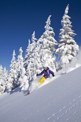 Österreich, Tirol, Kitzbühel, Junge Frau beim Skifahren - FFF001136