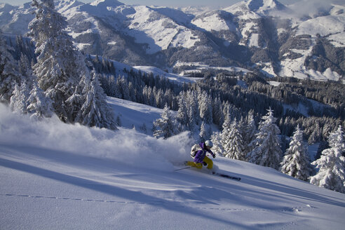 Österreich, Tirol, Kitzbühel, Junge Frau beim Skifahren - FFF001137