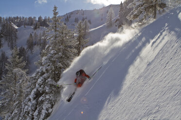 Österreich, Tirol, Kitzbühel, Älterer Mann beim Skifahren - FFF001143