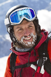 Austria, Tyrol, Kitzbuehel, Close-up of mature man in skiwear - FFF001140