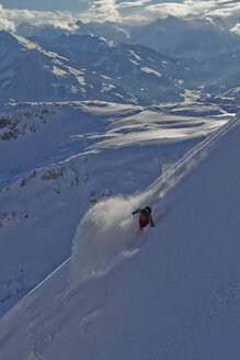 Österreich, Tirol, Kitzbühel, Mid adult man skiing - FFF001139