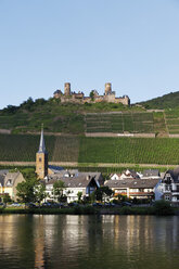 Europa, Deutschland, Rheinland-Pfalz, Blick auf die Burg Thurant bei Dorf Alken - CSF014425