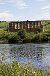 Europa, Deutschland, Rheinland-Pfalz, Mosel, Blick auf den Fluss und die Klosterruine Stuben beim Dorf Bremm - CSF014434