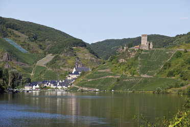 Europe, Germany, Rhineland-Palatinate, Moselle, View of river and castle Metternich by village Beilstein - CSF014437