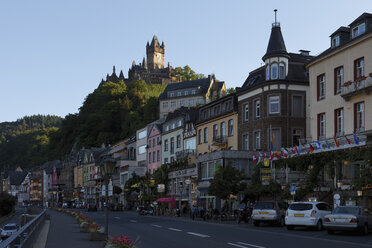 Europa, Deutschland, Rheinland-Pfalz, Mosel, Stadtansicht mit Reichsburg von Cochem im Hintergrund - CSF014444
