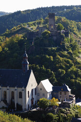 Europa, Deutschland, Rheinland-Pfalz, Blick auf Abteikirche und Burg Beilstein - CSF014447