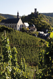 Europa, Deutschland, Rheinland-Pfalz, Blick auf Abteikirche und Burg Beilstein - CSF014448