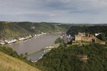 Europa, Deutschland, Rheinland-Pfalz, Blick auf Dorf und Schloss - CSF014571