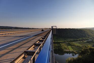 Europa, Deutschland, Rheinpfalz, Ansicht einer Autobahnbrücke - CSF014587