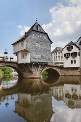 Europa, Deutschland, Rheinpfalz, Blick auf historische Häuser mit alter Nahebrücke - CSF014589