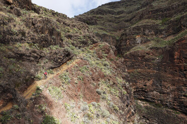 Spanien, Kanarische Inseln, La Gomera, Barranco de Guarimiar bei Alameda, Frau wandert durch Berge - SIEF000061