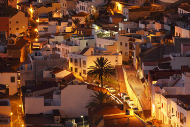 Spanien, Kanarische Inseln, La Gomera, San Sebastian, Blick auf die Stadt bei Nacht - SIEF000045