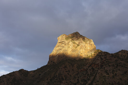 Spanien, Kanarische Inseln, La Gomera, Vallehermoso, Blick auf den Berg Roque Cano bei Abendlicht - SIEF000037