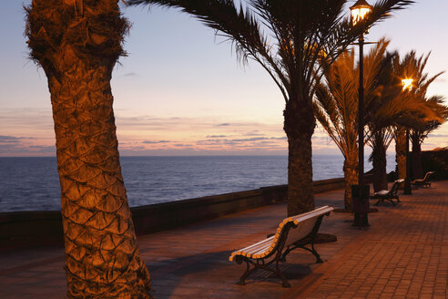 Spanien, Kanarische Inseln, La Gomera, La Playa, Blick auf Promenade mit Parkbank - SIEF000007