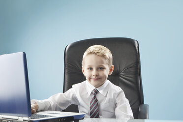 Boy using laptop, portrait - MAEF003086