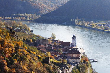 Österreich, Niederösterreich, Waldviertel, Wachau, Dürnstein, Donau und Gebäude - SIEF000080