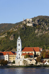 Österreich, Niederösterreich, Waldviertel, Wachau, Stiftskirche an der Donau, im Hintergrund die Burg Dürnstein - SIEF000104