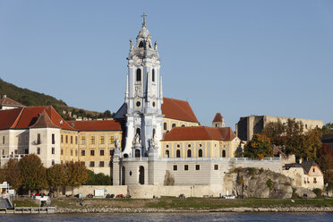 Austria, Lower Austria, Waldviertel, Wachau, Duernstein, Collegiate church by Danube river - SIEF000107