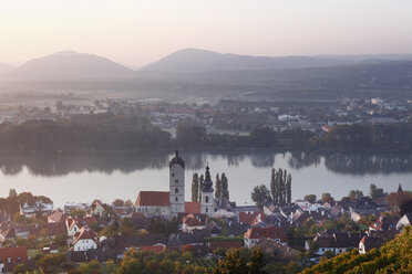 Österreich, Niederösterreich, Waldviertel, Wachau, Stein an der donau, Blick auf Donau und Gebäude - SIEF000111