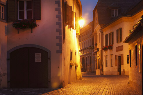 Österreich, Niederösterreich, Wachau, Dürnstein, Blick auf Gebäude und Gasse bei Nacht - SIEF000136