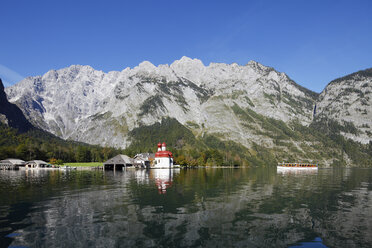 Deutschland, Bayern, Oberbayern, Nationalpark Berchtesgaden, Blick auf die Kirche St. Bartholomae am Königssee - SIEF000156