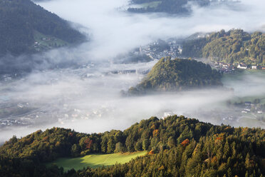 Deutschland, Bayern, Oberbayern, Kneifelspitze, Nebel in Berchtesgaden - SIEF000162