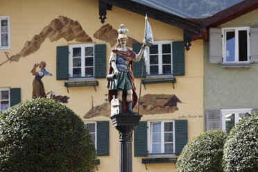 Deutschland, Bayern, Oberbayern, Statue des Heiligen Florian auf dem Florianiplatz - SIEF000164